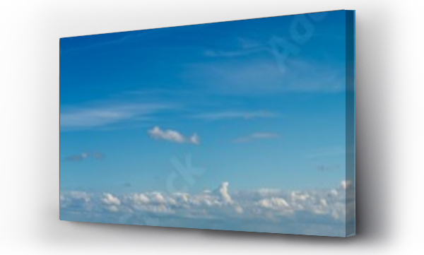 Fantastyczne chmury na tle błękitnego nieba, panorama