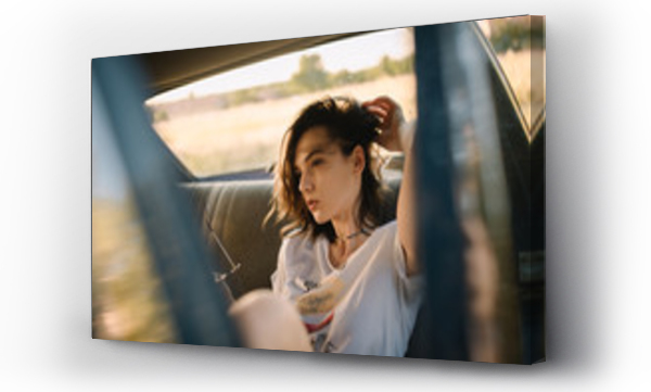 Wizualizacja Obrazu : #292009718 Młoda kobieta siedząca w samochodzie