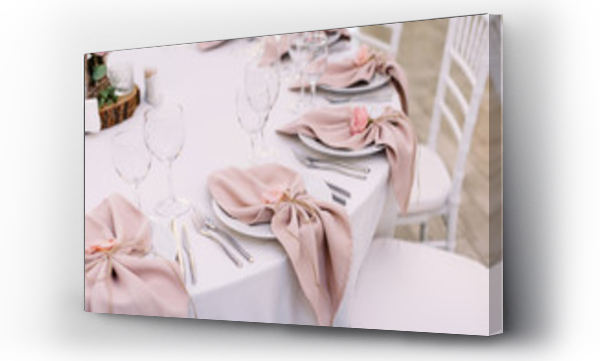 Wizualizacja Obrazu : #293289552 Luksusowa dekoracja stołu weselnego na przyjęcie gości ze stylowymi serwetkami, uroczy naturalny kwiat