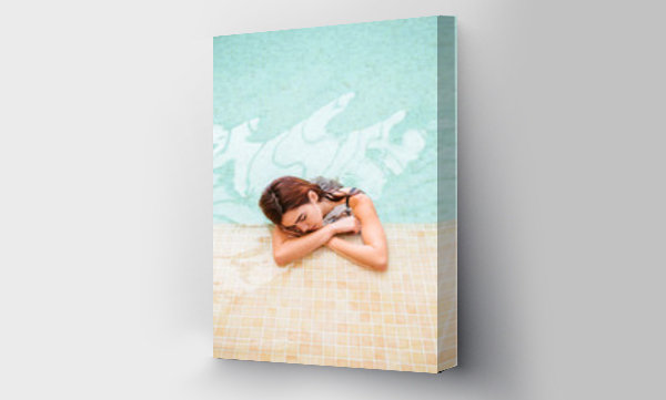 Młoda kobieta relaksująca się w basenie spa