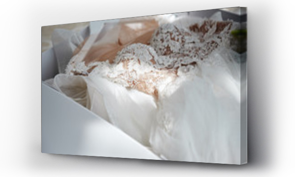 Wizualizacja Obrazu : #293668448 Piękna luksusowa suknia ślubna w białym pudełku na łóżku, kopiowanie przestrzeni. Bridal rano przygotowania. Ślub koncepcja