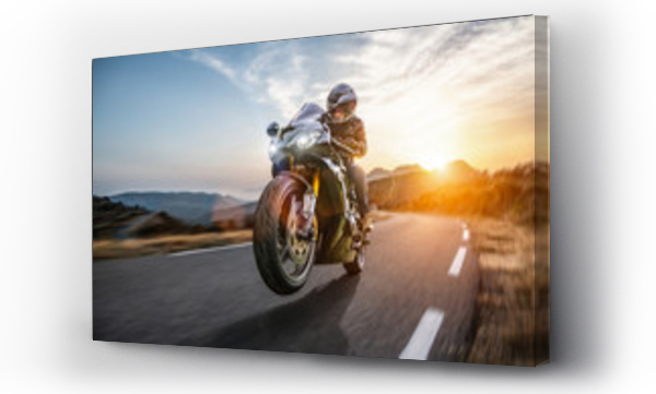 Szybki motocykl na drodze przybrzeżnej jazdy. zabawy jazdy pustej autostrady na wycieczkę motocyklową podróży