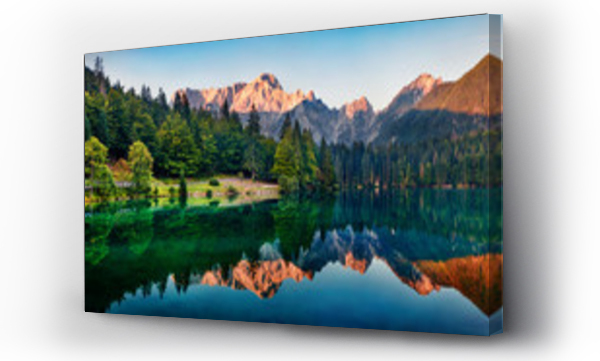Spokojny poranny widok na jezioro Fusine. Kolorowy letni wschód słońca w Alpach Julijskich z Mangart szczyt na tle, prowincja Udine, Włochy, Europa. Piękno natury koncepcja tła.