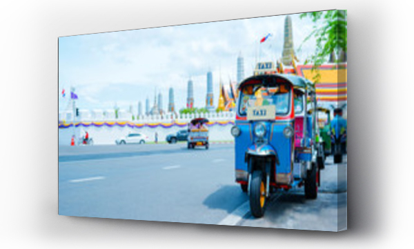 asia lokalna podróż w mieście aktywność z lokalną taksówką (tuk tuk) parking dla oczekujących turystyka na ulicy bangkok Tajlandia z wielkim pałacem landmark tło