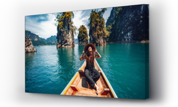 szczęśliwa młoda kobieta turystka w azjatyckim kapeluszu na łodzi nad jeziorem