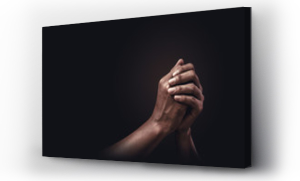 Modlące się ręce z wiarą w religii i wiary w Boga na ciemnym tle. Moc nadziei lub miłości i oddania.