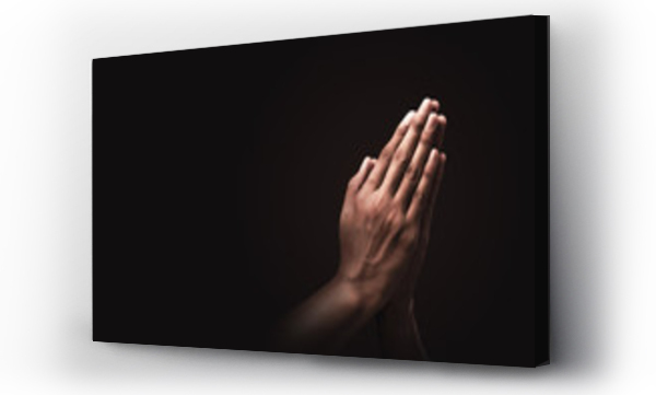 Modlące się ręce z wiarą w religii i wiary w Boga na ciemnym tle. Moc nadziei lub miłości i oddania. Namaste lub Namaskar gest rąk. Pozycja modlitewna.