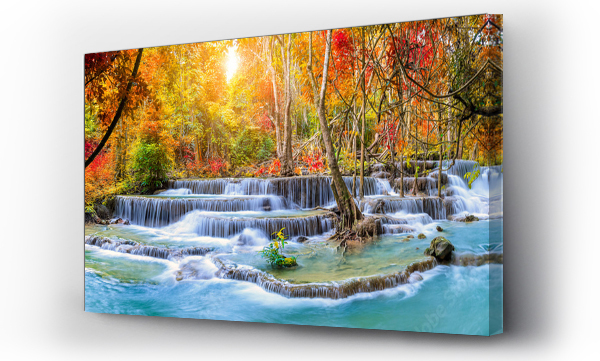 Kolorowy majestatyczny wodospad w lesie parku narodowego jesienią, panorama - Obraz