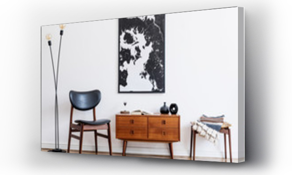 Wizualizacja Obrazu : #297292015 Stylowy i retro pokój dzienny z projektu vintage drewniana komoda, krzesło, podnóżek, czarna lampa i eleganckie akcesoria osobiste. Mock up mapa plakat na ścianie. Szablon. Vintage wystrój domu.