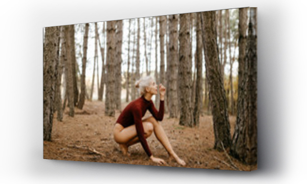 Wizualizacja Obrazu : #298101665 Piękna nowoczesna kobieta odpoczywająca boso w wiecznie zielonym lesie
