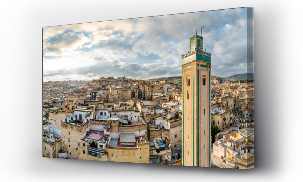 Widok z lotu ptaka na wieżę Meczetu Andaluzyjskiego w Fes, Maroko