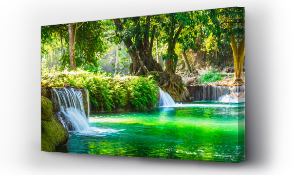 Szeroka panorama piękna świeża zielona natura malowniczy krajobraz wodospad w głębokiej tropikalnej dżungli las deszczowy, Znany punkt orientacyjny na zewnątrz podróży Saraburi Tajlandia, Wiosna tło, Turystyka przeznaczenia Azji