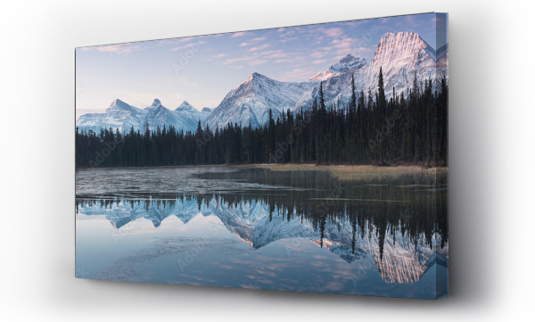 Wizualizacja Obrazu : #299525100 Niemal idealne odbicie Gór Skalistych w rzece Bow. Niedaleko Canmore, Alberta Canada. Nadchodzi sezon zimowy. Kraj niedźwiedzi. Piękny krajobraz pojęcie tła.