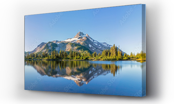 Wizualizacja Obrazu : #302079439 Wulkaniczna góra w porannym świetle odbija się w spokojnych wodach jeziora.