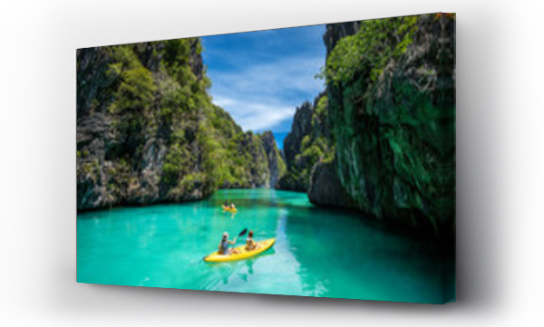 Palawan, Filipiny, Turyści pływający kajakami i odkrywający naturalne atrakcje wokół El Nido