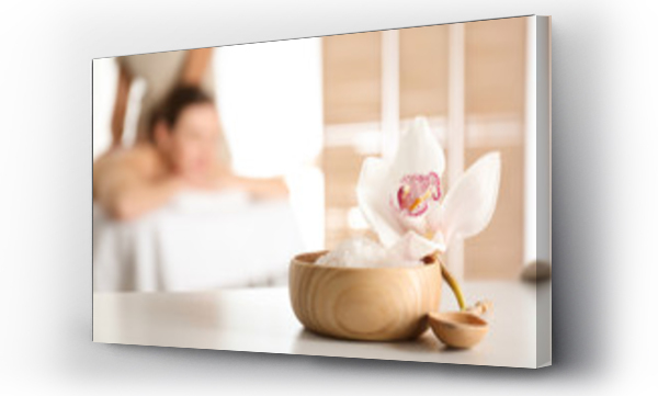 Wizualizacja Obrazu : #306398316 Miska z solą morską i kwiat orchidei na białym stole w salonie spa. Miejsce na tekst
