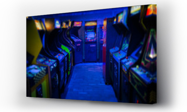 Old Vintage Arcade Video Games w pustym ciemnym pokoju gier z niebieskim światłem z świecącymi wyświetlaczami i pięknym retro designem