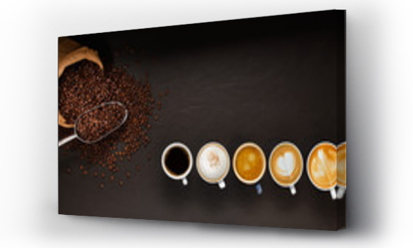 Różne filiżanki kawy i ziarna kawy w worku burlap na czarnym tle.
