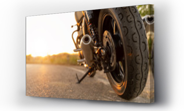 motocykl w słoneczny motocykl na drodze riding.with sunset light. copyspace dla indywidualnego tekstu. Triumph motocykl.