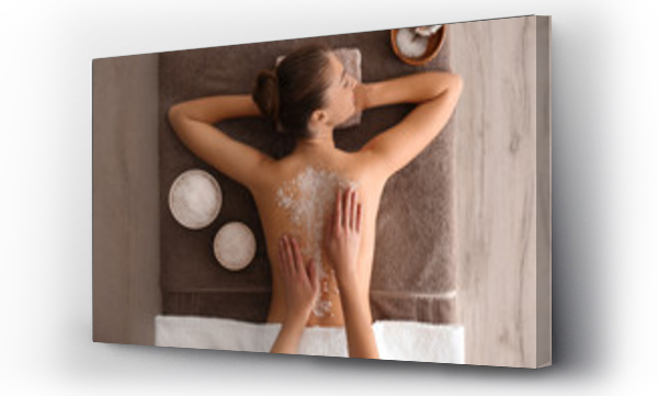 Wizualizacja Obrazu : #307072433 Młoda kobieta wykonująca peeling ciała solą morską w salonie spa, widok z góry