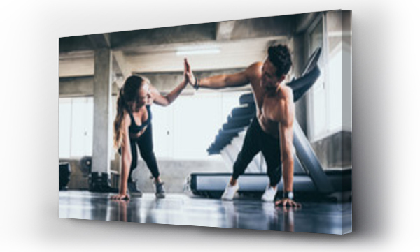 Osobisty trener pomagający kobiecie ćwiczącej w siłowni sportowej, trening w fitness, ciało zdrowe sport styl życia