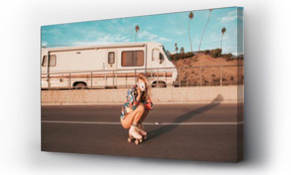 Styl retro dziewczyna skater z kamperem w tle. kalifornia lifestyle