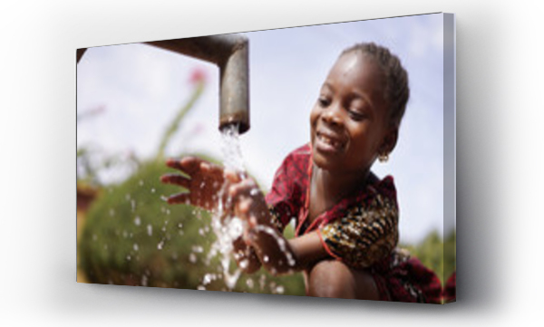 Woda to życie dla afrykańskich dzieci, Mała wspaniała czarna dziewczynka pijąca z kranu