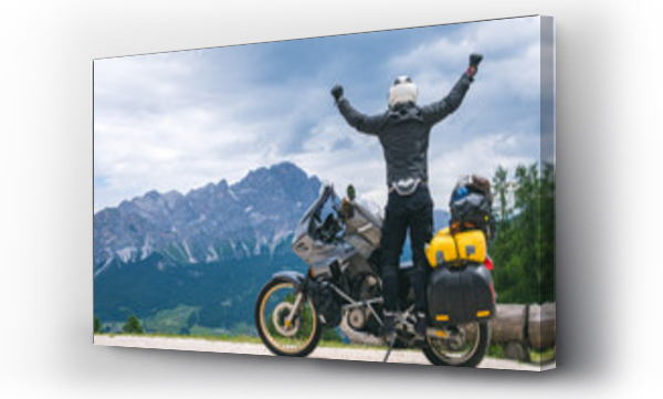 Koncepcja przeznaczenia. zdobycie szczytu, dwie ręce w górę, motocyklista mężczyzna z motocyklem turystycznym na drodze gruntowej, 