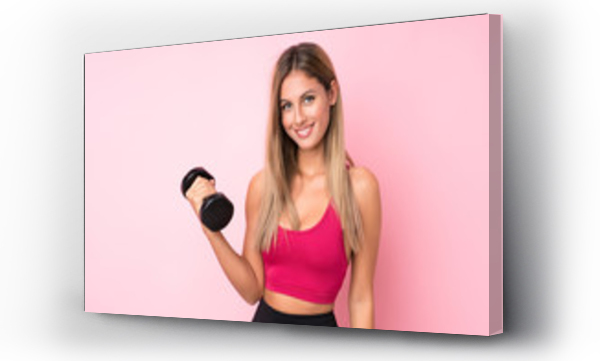 Wizualizacja Obrazu : #314307133 Młoda sportowa blondynka na odizolowanym różowym tle wykonująca podnoszenie ciężarów z kettlebell