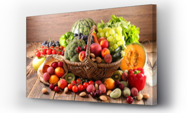 asortyment owoców i warzyw w koszu wiklinowym