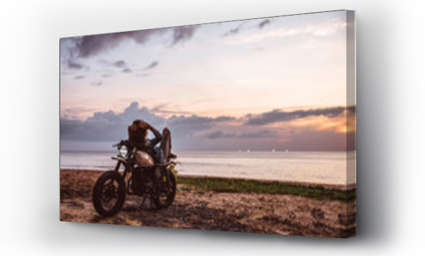 Wizualizacja Obrazu : #315671484 Piękna dziewczyna zabawy jazdy jej niestandardowy cafe racer motocykl, ciesząc się zachód słońca na plaży