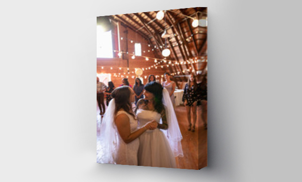 Wizualizacja Obrazu : #316215602 Szczęśliwe, czułe lesbijki tańczące na przyjęciu weselnym w stodole