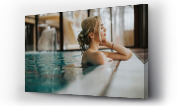 Młoda kobieta relaksująca się w basenie spa