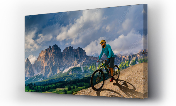 Kolarstwo kobieta i mężczyzna jadący na rowerach w Dolomitach górskich i krajobraz. Para na rowerze MTB enduro trasa. Aktywność sportowa na świeżym powietrzu.