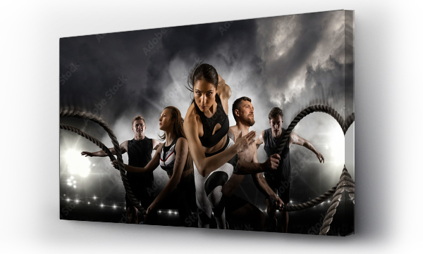 Wizualizacja Obrazu : #318842596 Sport kolaż. Mężczyźni i kobiety biegnący na tle dymu