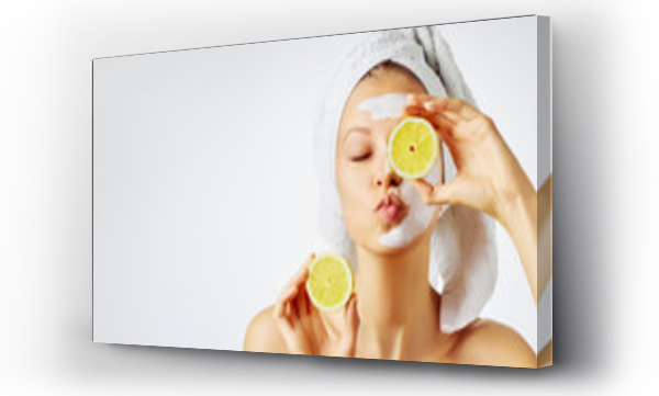 Wizualizacja Obrazu : #319127522 Kosmetologia, pielęgnacja skóry, leczenie twarzy, spa i naturalne piękno koncepcji. Kobieta z maseczką na twarz trzyma cytryny.