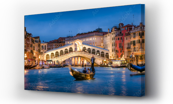Romantyczna przejażdżka gondolą w pobliżu mostu Rialto w Wenecji, Włochy