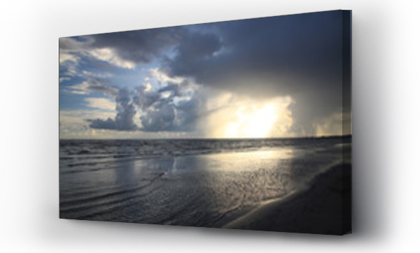 ekspresyjne niebo i morze w pochmurny dzie?