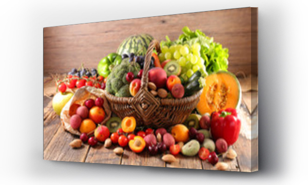 kosz wiklinowy z owocami i warzywami