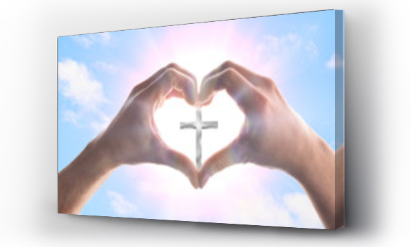 Ręce tworzące serce w niebie z kolcami otaczającymi krzyż
