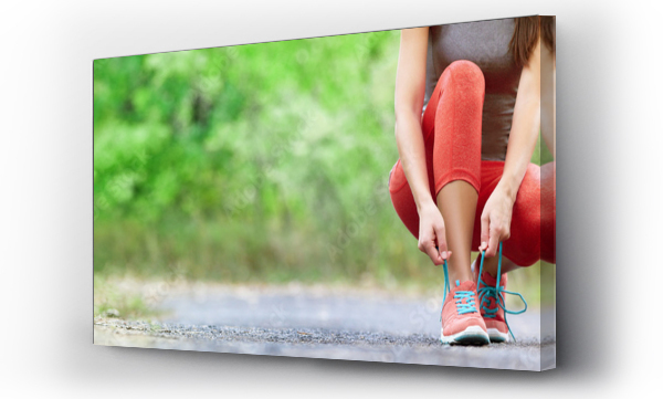 Exercise and sport running shoes runner woman tying laces getting ready for summer run in forest park panoramic banner header crop. Jogging dziewczyna ćwiczenia motywacji heatlhy fit życia.