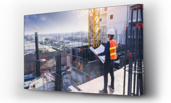 Inteligentny architekt cywilny inżynier inspekcji i pracy na zewnątrz strony budynku z blueprints. inżynierii i architektury koncepcji.