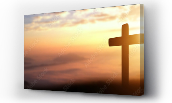 Sylwetka krzyża katolickiego na tle zachodzącego słońca. zdjęcie panoramiczne