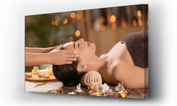 Wizualizacja Obrazu : #334461470 Piękna młoda kobieta otrzymująca masaż w salonie spa