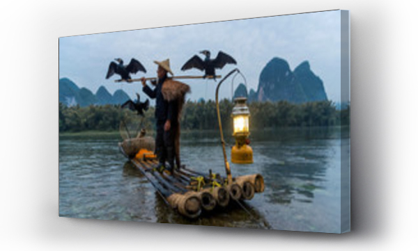 Wizualizacja Obrazu : #336224675 Rybak z kijem bambusowym stojący na tratwie w rzece