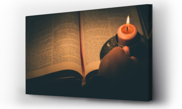 Wizualizacja Obrazu : #348464065 Cropped ręka trzymająca świecę oświetlone przez książkę