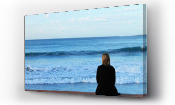 Wizualizacja Obrazu : #350691169 Kobieta ogl?daj?ca morze.