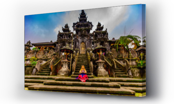 Kobieta w świątyni Besakih, największej i najświętszej świątyni religii hinduistycznej na Bali, Indonezja, Azja Południowo-Wschodnia, Azja