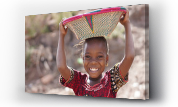 Uśmiechnięta afrykańska etniczna dziewczyna na świeżym powietrzu z koszem żywności, symbol ubóstwa