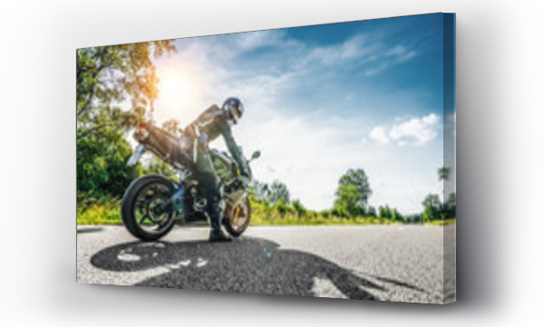 Wizualizacja Obrazu : #352585781 motocykl na drodze jazdy. zabawy jazdy pustej drogi na motocyklu wycieczki / podróży